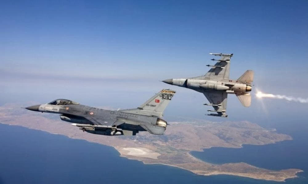 Ένταση στον ουρανό του Αιγαίου: Δύο εμπλοκές στις 16 τουρκικές παραβιάσεις